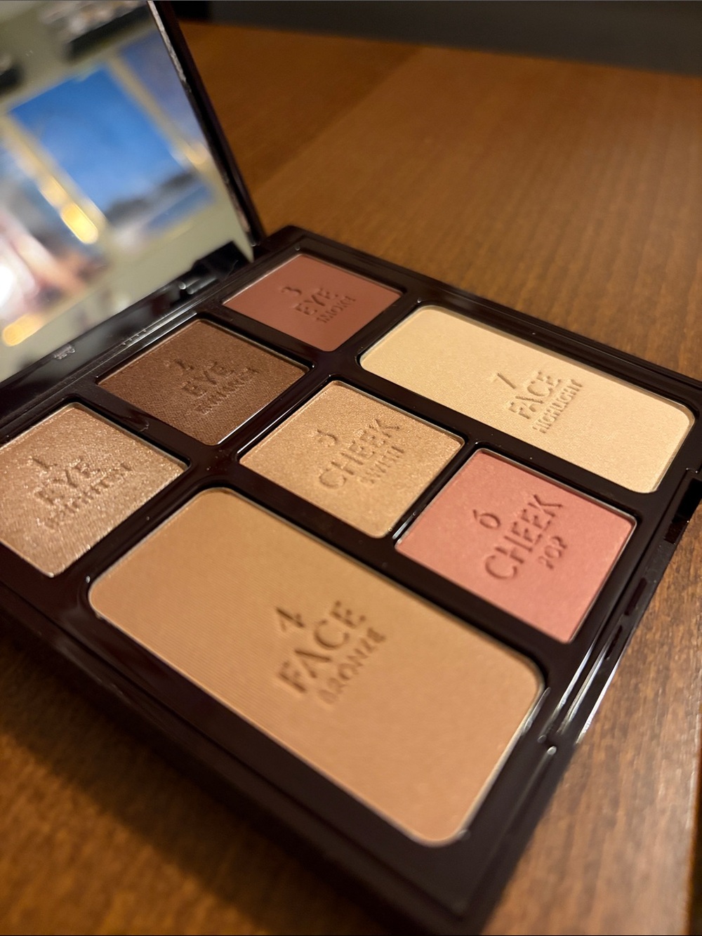 Charlotte Tilbury Instant Look in a Palette. - Picture 2 of 3